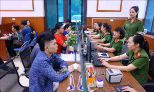 Công an địa phương 2 cấp nhanh chóng bám nắm địa bàn, hỗ trợ người dân