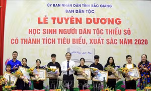 Tuyên dương học sinh dân tộc thiểu số tiêu biểu, xuất sắc