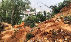 Khó thực hiện di dời người dân dưới chân núi Gành trước mùa mưa bão