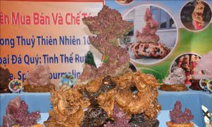 Những sản phẩm tinh xảo tại chợ đá quý Lục Yên