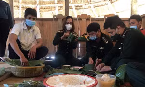Mang Tết đến với đồng bào vùng biên giới Kon Tum