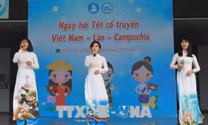 Trao tặng áo dài cho sinh viên Lào, Campuchia đang sinh sống, học tập tại Thành phố Hồ Chí Minh