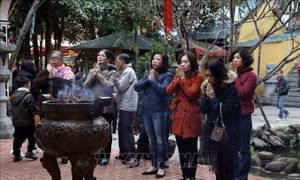 Nắng đẹp, người dân Thủ đô rộn ràng du xuân ngày mùng 2 Tết 