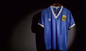 Áo thi đấu của Maradona có giá cao kỷ lục