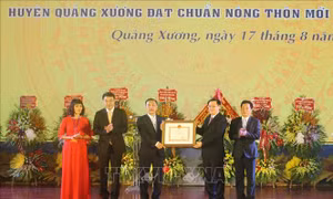 Huyện Quảng Xương đón bằng công nhân đạt chuẩn nông thôn mới