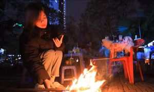 Nhiệt độ giảm sâu, người Hà Nội co ro trong đêm mưa rét