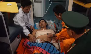 Cấp cứu kịp thời thuyền viên bị tai nạn lao động ở vùng biển Hoàng Sa