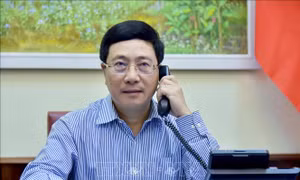 Phó Thủ tướng, Bộ trưởng Ngoại giao Phạm Bình Minh điện đàm với Bộ trưởng Ngoại giao Nhật Bản