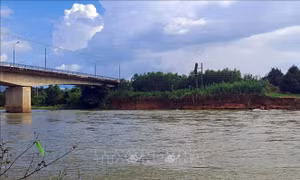 Sạt lở chân cầu Đạ Quay trên tuyến đường nối tỉnh Lâm Đồng và Bình Phước