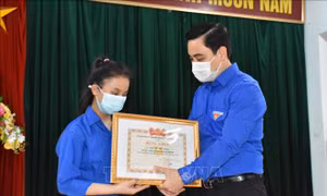 Trao bằng khen cho nữ sinh trả lại gần nửa tỷ đồng cho người đánh rơi