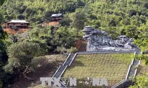 Cụm tượng đài Kéo Pháo 'ngạt thở' bởi nhà sàn, khu chăn nuôi
