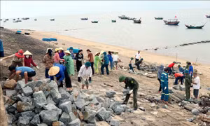 Hà Tĩnh: Khắc phục sạt lở kè biển trước mùa mưa, bão