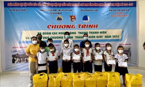 Khám, phát thuốc miễn phí cho người dân vùng biển Bình Định