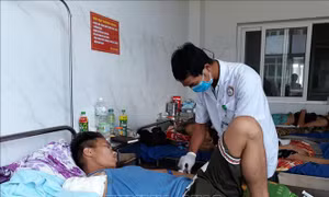 Hoại tử cánh tay do đắp lá thuốc trị rắn cắn