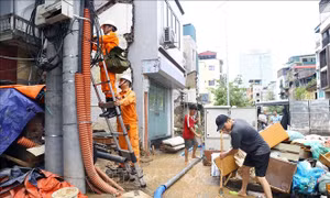 Hà Nội: Nỗ lực cấp điện trở lại cho nhân dân khu vực ngập lụt
