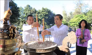 Đoàn công tác Ban Tuyên giáo và Dân vận Trung ương viếng các anh hùng liệt sĩ tại Tây Ninh