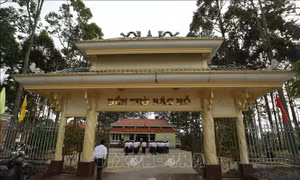 Thắp nén hương thơm tưởng nhớ Người tại Đền thờ Bác Hồ ở xã Lương Tâm