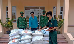 Phát hiện vụ vận chuyển 1 tấn đường cát nhập lậu bằng thuyền máy