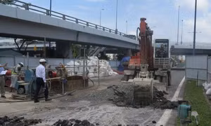 Mặt đường Đại lộ Võ Văn Kiệt ở TP Hồ Chí Minh bị lún bất thường