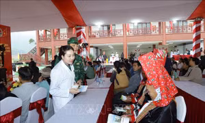 Quân y Việt Nam - Trung Quốc phối hợp khám chữa bệnh cho nhân dân khu vực biên giới