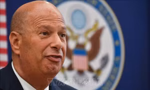 Quan chức ngoại giao tiết lộ vai trò của luật sư Tổng thống Trump trong vụ bê bối tại Ukraine