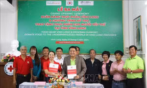 Ra mắt ngân hàng thực phẩm hỗ trợ người khó khăn