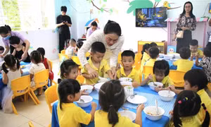 Bữa ăn học đường năm học mới: An toàn từ tâm, sạch từ gốc