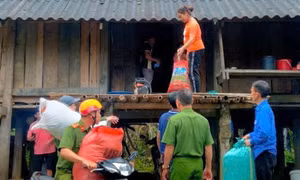 Công an Tuyên Quang kịp thời hỗ trợ di dời nhân dân khỏi vùng sạt lở
