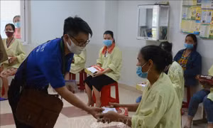 Tuổi trẻ Khối các cơ quan Trung ương tặng quà cho bệnh nhân khó khăn tại Đà Nẵng