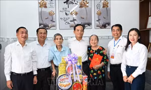 Bí thư Thành ủy Thành phố Hồ Chí Minh tri ân người có công tại Côn Đảo