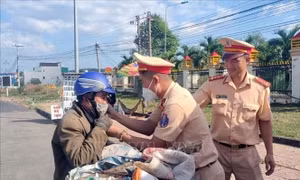 Những hình ảnh đẹp hỗ trợ người dân trên đường về quê ăn Tết