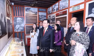 Chủ tịch Quốc hội Vương Đình Huệ thăm Khu di tích lịch sử Chủ tịch Hồ Chí Minh tại Côn Minh
