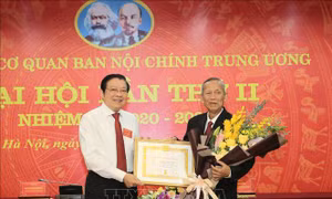 Trao huy hiệu 55 năm tuổi Đảng tặng nguyên Phó Thủ tướng Trương Vĩnh Trọng