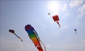 Thả diều nghệ thuật trên đầm An Khê