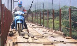Nguy hiểm cầu treo mục nát tại Kim Bôi, Hòa Bình