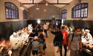 Đông đảo du khách tìm đến địa chỉ đỏ 'Hỏa Lò' trong ngày Tết Độc lập