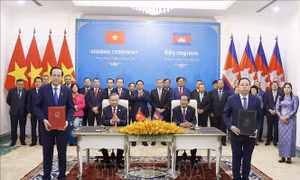 Tổng Bí thư Tô Lâm chứng kiến Lễ ký và trao các văn kiện hợp tác tại Campuchia