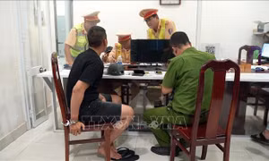 Tạm giữ hình sự các đối tượng dương tính với ma túy, mang nhiều vũ khí trên xe bán tải