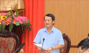 Đồng chí Hầu A Lềnh ghi nhận nhiều kiến nghị từ đời sống của đồng bào Bắc Kạn