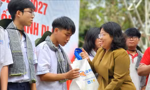Trao trợ cấp học tập cho 600 học sinh vượt khó, hiếu học