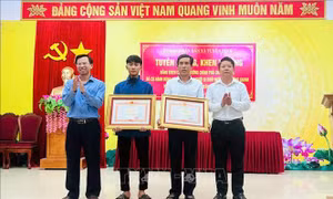 Khen thưởng trực tiếp cho hai cha con dũng cảm cứu người trên sông Gianh