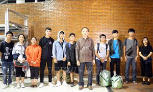  10 sinh viên Việt Nam học tập tại tâm chấn động đất Palu rời Jakarta về nước