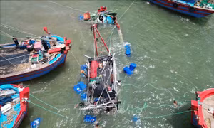 Sóng lớn làm chìm tàu cá công suất lớn của ngư dân Nghệ An