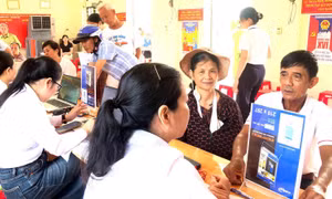 Cán bộ gần dân, xóa bỏ dần trở ngại về khoảng cách, công nghệ cùng tâm lý e ngại cho dân