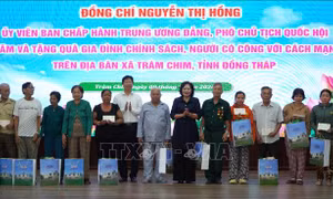 Phó Chủ tịch Quốc hội Nguyễn Thị Hồng thăm, tặng quà người có công tại Đồng Tháp