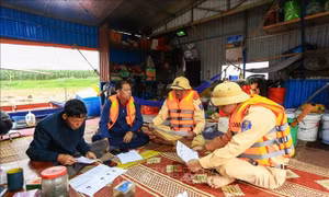 Cảnh sát đường thủy đưa ngày hội bầu cử đến với vạn chài ven sông