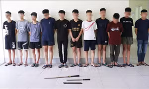 Triệu tập 14 thanh thiếu niên mang hung khí gây rối trên đường phố