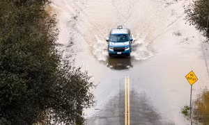Mỹ: Bão mùa Đông đổ bộ bang California gây lũ quét, sạt lở đất