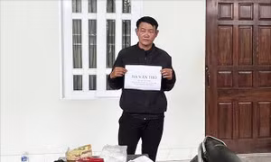Quảng Ngãi: Bắt đối tượng vận chuyển 1kg ma túy tổng hợp dạng đá