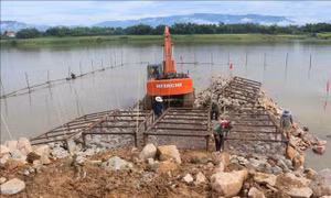 Chống sạt lở nơi vùng nước xoáy ven sông Thu Bồn